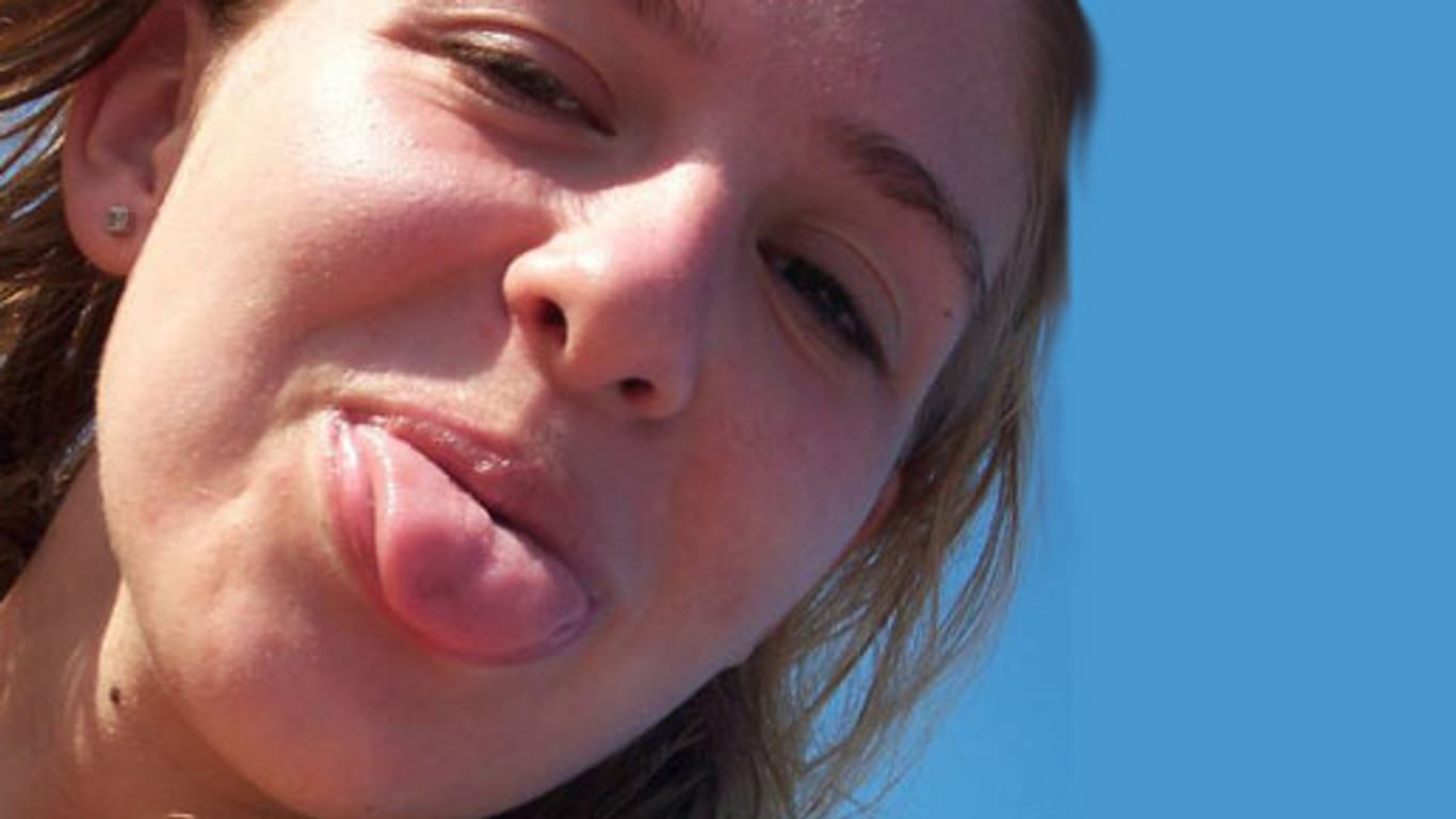Teenie streckt Zunge raus: So frech ist die Jugendsprache in diesem Jahr. (Bild: imago)