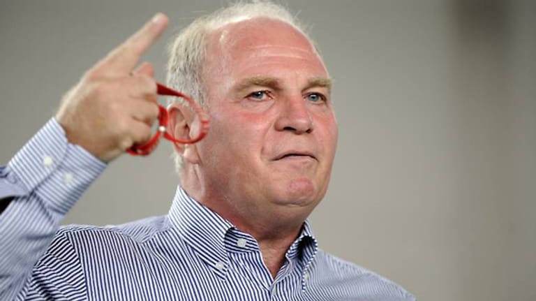 Hoeneß' zweiter Lieblingsgegner neben Daum hieß Willi Lemke. Als der frühere Manager vom SV Werder Bremen 1999 vom Fußballplatz ins Bremer Rathaus wechselte und Bildungssenator wurde, erntete er von Hoeneß noch einen freundlichen Abschiedsgruß. "Erstaunlich, dass ein Mann mit einem solchen Charakter Minister eines Bundeslandes werden kann."