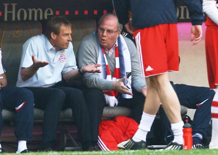 Offensichtlich nicht einer Meinung: Uli Hoeneß war nicht für eine Verpflichtung von Jürgen Klinsmann als Bayern-Coach. Bereits bei der WM 2006 gab es Unstimmigkeiten, als der damalige Bundestrainer Oliver Kahn nur zur Nummer zwei machte.
