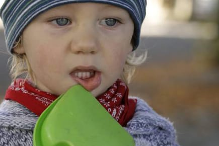 Für Kleinkinder sind Eltern die wichtigsten Spielpartner.