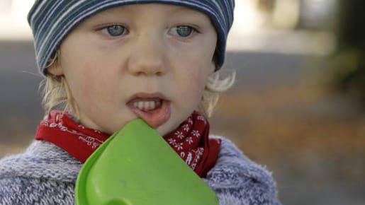 Für Kleinkinder sind Eltern die wichtigsten Spielpartner.