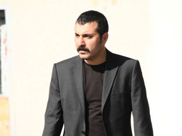 ..., sondern auch eine Karre, die einem Gangster (Mustafa Üstündag) gehört. ..., sondern auch eine Karre, die einem Gangster (Mustafa Üstündag) gehört.