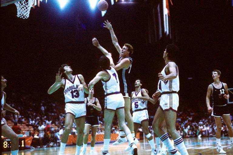 Einer der ersten Deutschen in der NBA, Uwe Blab (Mitte, hier im Länderspiel Deutschland gegen Jugoslawien von 1984), konnte sich nie in der US-Profiliga durchsetzen. Der "Burning Skyscraper", der brennende Wolkenkratzer, so Blabs Spitzname, wurde als der 17. Spieler 1985 von den Dallas Mavericks rekrutiert (Draft). Weitere Stationen bei den Golden State Warriors und den San Antonio Spurs kamen hinzu. Nach fünf Jahren als Profi-Basketballer in der NBA ist Blab heute Software-Entwickler.