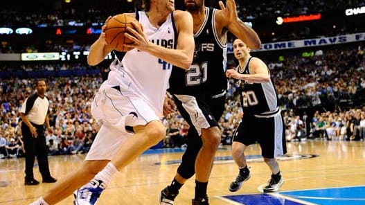 Dirk Werner Nowitzki (li.), geboren am 19. Juni 1978 in Würzburg, spielt seit 1998 in der Profiliga NBA bei den Dallas Mavericks. In der Saison 2006/07 bekam Nowitzki als erster Europäer den Most Valuable Player Award (MVP) für den wertvollsten Spieler der Saison verliehen. Über Handball und Tennis kam Nowitzki erst mit 13 Jahren zum Basketball. Sein Mentor und Trainer Holger Geschwindner steht ihm heute noch bei Turnieren oder in wichtigen Saisonphasen mit Rat und Tat zur Seite.