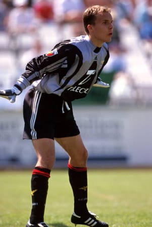 Im Sommer 1999 wechselte Robert Enke nach Portugal zu Benfica Lissabon. Unter dem deutschen Coach Jupp Heynckes wurde er Leistungsträger und schließlich Mannschaftskapitän.