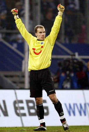 2004 kehrte Robert Enke in die Bundesliga zurück. Der Schlussmann unterschrieb bei Hannover 96 und wurde nach kurzer Zeit Publikumsliebling. Drei Jahre später führte Enke die 96er als Kapitän auf das Feld.