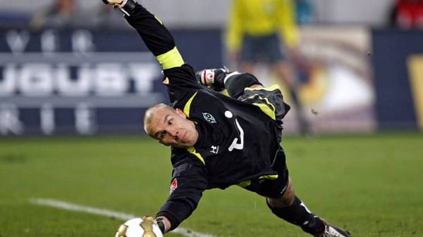 Robert Enke bei einer starken Parade. Am 08.11.2009 absolvierte der Torwart das letzte Spiel seiner Karriere.