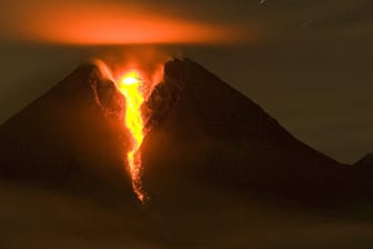 Vulkane: Spektakulär - der Merapi spukt Lava. Doch der Vulkan kann noch viel heftiger, warnen Experten