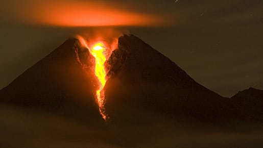 Vulkane: Spektakulär - der Merapi spukt Lava. Doch der Vulkan kann noch viel heftiger, warnen Experten Vulkane: Spektakulär - der Merapi spukt Lava. Doch der Vulkan kann noch viel heftiger, warnen Experten