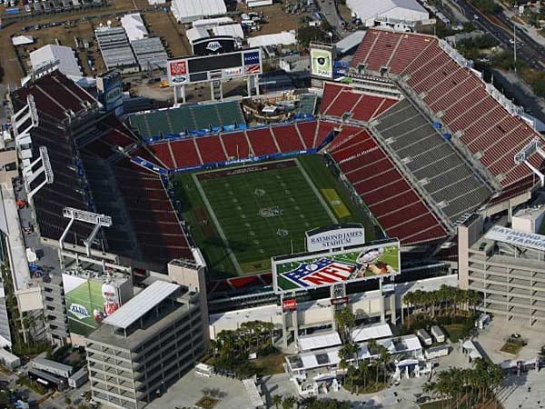 Das Raymond-James-Stadion von Tampa Bay war schon zwei Mal Austragungsort des Super Bowls. Gut 75.000 Fans passen hier rein. Der Clou der Arena ist das 30 Meter lange Piratenschiff auf der Kopfseite. Wenn das heimische Football-Teams Buccaneers, die Freibeuter, einen Touchdown erzielt, werden Salutschüsse aus den Kanonen vorgetäuscht.