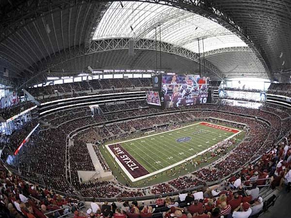 Groß, größer, Texas. Die neue Arena der Dallas Cowboys hat etwa eine Milliarde Euro gekostet. Dafür lässt sie keine Wünsche übrig. Beim NBA-Allstar-Match füllten 108.000 Fans die Ränge, bei der WM würde die Kapazität etwas verringert. Gigantisch ist allein schon die HD-Videoleinwand. Mit gut fünfzig Metern Länge ist sie die größte der Welt.