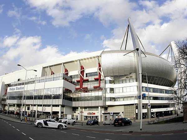 Auch wenn im Phillips-Stadion in Eindhoven weder Eröffnungsspiel noch Finale stattfinden werden, soll die Arena des PSV organisatorisch zum Herzen der WM werden. Das traditionsreiche Gebäude würde für 100 Millionen Euro um- und auf 45.000 Plätze ausgebaut.