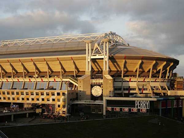 Die Amsterdam Arena setzte bei ihrer Fertigstellung 1996 Maßstäbe. Die Heimat von Hollands Vorzeigeklub Ajax verfügt über eine hochmoderne Infrastruktur, bietet 53.000 Zuschauern beste Sicht und mit verschließbarem Dach beste fußballerische Bedingungen - wenn denn der Rasen heile ist.
