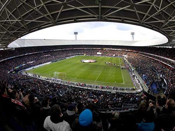 De Kuip, die Wanne, gehört zu den bekanntesten und interessantesten Stadien Hollands. Bei Spielen von Feyenoord Rotterdam wird die Arena zum Hexenkessel, Auswärtsfans können ein Lied davon singen. Gut 48.000 Fans passen hier rein.