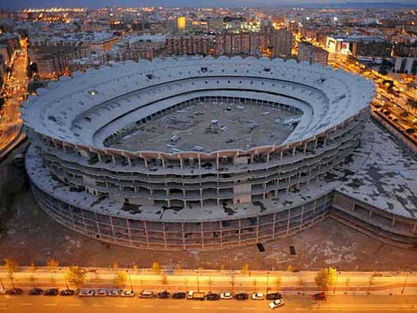 Der FC Valencia wollte sich eine neue Spielstätte mit einem Fassungsvermögen von 75.000 Fans gönnen, um mit Spaniens Giganten Real und Barca mithalten zu können. Doch die Arbeiten am Nou Mestella liegen aufgrund finanzieller Schwierigkeiten immer wieder brach, die Fertigstellung ist ungewiss. Ins alte Mestella passen 55.000 Fans.