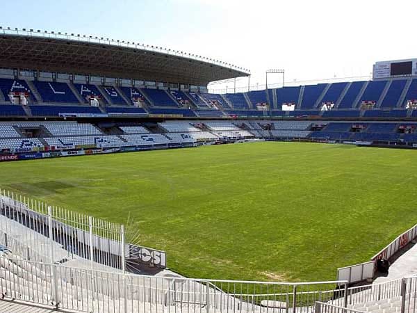 In zweiter Reihe hinter Madrid und Barcelona bestehen in Spanien viele kleinere Klubs wie Deportivo La Coruna, Real San Sebastian oder auch der FC Malaga. Letzterer plant für 2016 ein neues Stadion mittlerer Größe, für etwa 45.000 Zuschauer. In die aktuelle Arena La Rosaleda passen gut 17.000 Fans weniger rein.