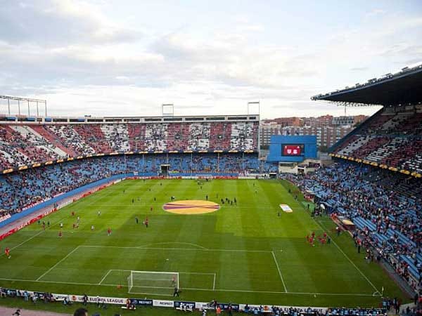 Das Estadio La Peinata ist derzeit nicht WM-tauglich. Nur 20.000 Zuschauer passen in diese Leichtathletik-Arena. In den nächsten Jahren wird es aber auf über 70.000 Plätze ausgebaut und dient dann als neue Heimat für den kleineren Madrider Klub Atletico. Dessen berühmtes Stadion Vicente Calderon (Foto), wird abgerissen und weicht einem Park.