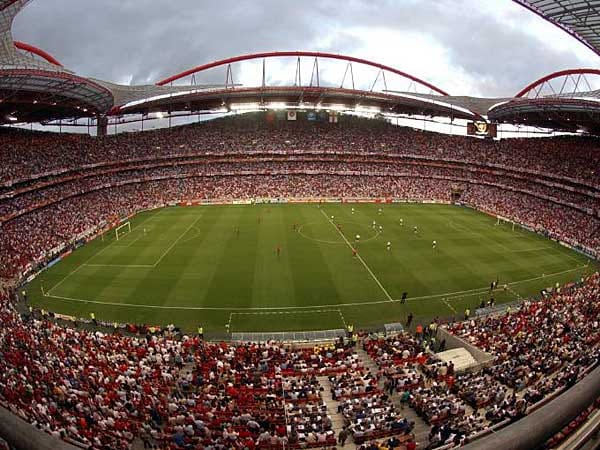 Das mit 65.000 Plätzen größte Stadion Portugals steht in der Hauptstadt Lissabon. Im Estadio da Luz ist der große europäische Traditionsklub Benfica zu Hause. Im Neubau für die EM 2004 fand auch das Finale zwischen Portugal und Griechenland statt.