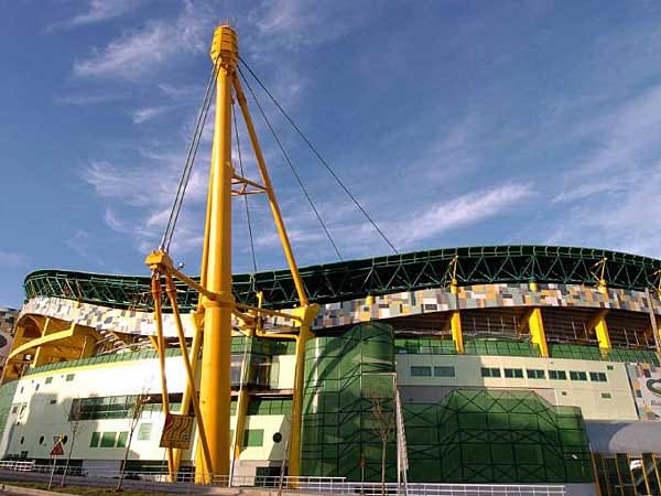 Nur tausend Meter Luftlinie entfernt vom da Luz ist Benficas Stadtrivale Sporting untergebracht, im Estadio Jose Alvalade. Die Arena wurde ebenfalls für die EM 2004 neu errichtet und fasst gut 50.000 Zuschauer.