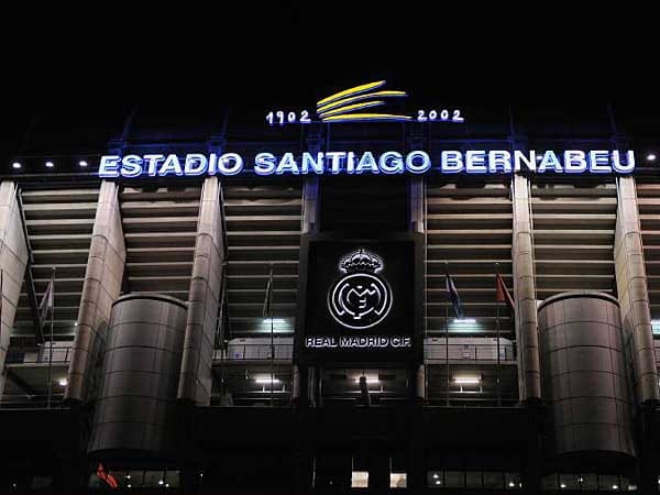 Das legendäre Estadio Bernabeu hat schon viele große Fußballspiele gesehen. Die Heimspiele von Real Madrid finden hier statt, außerdem stieg hier das WM-Finale 1982 zwischen Italien und Deutschland. Es ist eines der größten und schönsten Stadien der Welt.