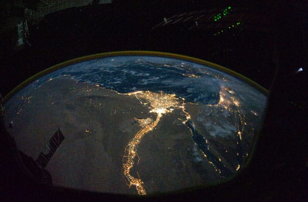 Das strahlende Nildelta mit Kairo und Alexandria ist umgeben von düsterer Wüstenlandschaft. Am Horizont erscheint die Atmosphäre als schimmernder Kranz.