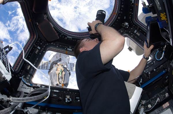 Mit einer Standbildkamera fotografierte er selbst zwölf Tage lang aus dem Weltall.