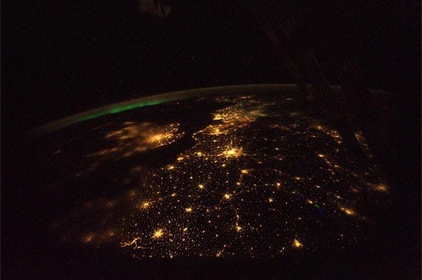 Auch nicht übel: In der rechten Bildhälfte ist Norddeutschland zu sehen; aus der linken Bildmitte leuchtet London heraus, im Hintergrund in Richtung Nordpol ist sogar ein Polarlicht sichtbar.