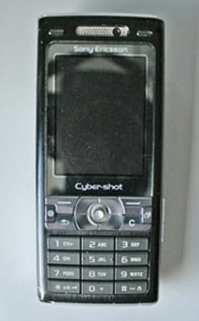 Anfang November wird bei Mäharbeiten das Handy des vermissten Jungen entdeckt. Das Polizeifoto zeigt ein baugleiches Handy vom Typ Sony Ericsson K800i.