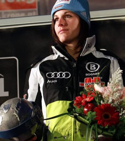 Fast das ganze Jahr 2011 litt Hölzl an einer Stoffwechselerkrankung und konnte nur an wenigen Rennen teilnehmen. Nach einer Auszeit, in der sie sich von der Erkrankung erholt hatte, nahm sie vor Saisonbeginn 2011/2012 das Training wieder auf und hofft auf baldige Rückkehr auf die Weltcup-Bühne.