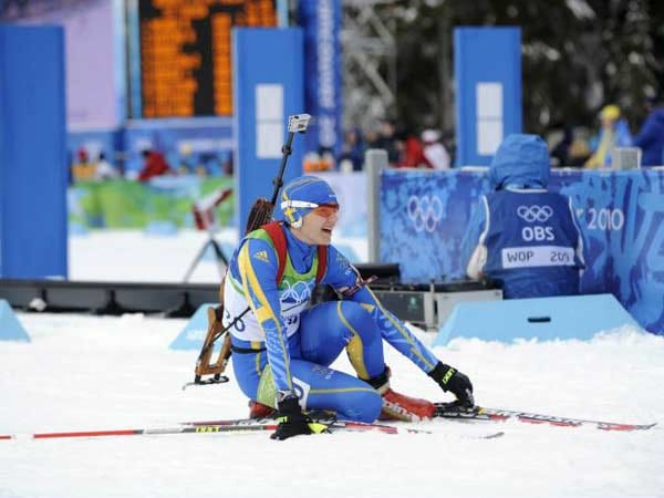 Konnte es im Ziel immer noch nicht fassen: Die schwedische Biathlon-Königin Anna-Carin Olofsson wurde zu Beginn des Zehn-Kilometer-Jagdrennens 15 Sekunden zu lange in der Startbox festgehalten. Auch Simone Hauswald und die Ukrainerin Vita Semerenko starteten zu spät. Zwar bekamen die drei Athletinnen am Ende einen Zeitbonus zugesprochen, dennoch fühlten sich vor allem die Schweden um eine Medaille betrogen.