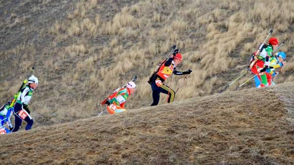 Die Pech-WM von Pyeongchang 2009: Elf Grad plus, Dauerregen und Sturm: die Biathlon-WM drohte wegzuschwimmen. Am Freitag, den 13., fielen in der südkoreanischen Provinz zuerst die TV-Kameras und Werbebanden um, dann verwandelte sich die Laufstrecke in einen See. Das Training und die Eröffnungsfeier mussten abgesagt werden.