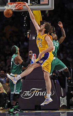 Spaniens Basketball-Flaggschiff: Pau Gasol (Mitte) von den Los Angeles Lakers, für die er seit 2008 spielt. Der Center wurde 2006 zum ersten Mal in die All-Star-Auswahl des Westens berufen. Im gleichen Jahr konnte Gasol den WM-Titel mit Spanien feiern.