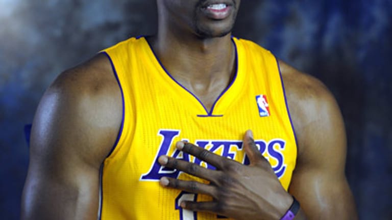Dwight Howard wird als Nachfolger des großen Shaquille O´Neal gefeiert. Im Sommer 2012 wechselte er nach langem Hin und Her von den Orlando Magic zu den L.A. Lakers. Der 2,11 Meter große Center spielt seit 2004 in der NBA und gilt als bester Center der Welt.