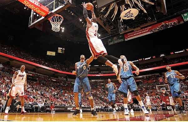 Einer der drei Superstars bei den Miami Heat: Dwyane Wade beim Dunking gegen die Washington Wizards. "Flash" spielt seit der Saison 2003/2004 in der NBA und gewann die NBA-Meisterschaften 2006 und 2012. Zusammen mit LeBron James und Chris Bosh zählt er bei Miami zum magischen Dreieck.