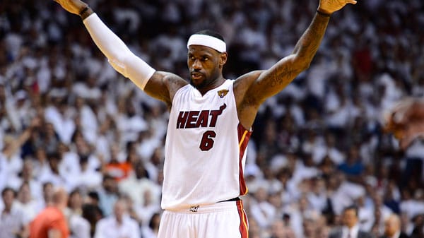 LeBron "King" James von den Miami Heat gilt derzeit als der beste Spieler der Welt. In den NBA-Saisons 2008/2009, 2009/2010 sowie 2011/12 wird er als wertvollster Spieler der Liga (MVP) ausgezeichnet. Bereits zu seiner Highschool-Zeit wird er von den US-Medien als künftiger NBA-Superstar angepriesen. Sein Wechsel von den Cleveland Cavaliers zu den Heat schlug riesige Wellen und kostete ihm viele Sympathien. 2012 gewinnt er die Meisterschaft und wird Finals-MVP.