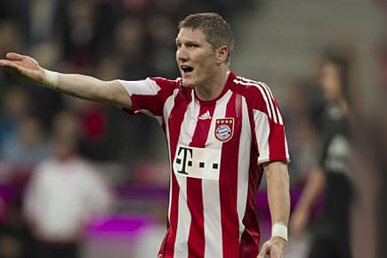 Hat Bastian Schweinsteiger Javier Pinola provoziert?