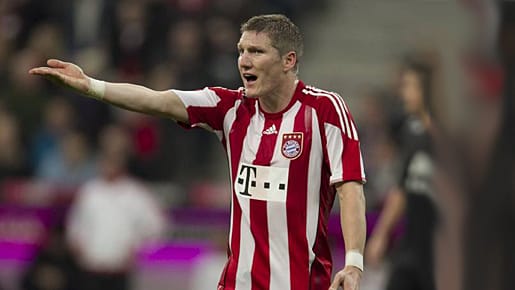Hat Bastian Schweinsteiger Javier Pinola provoziert?