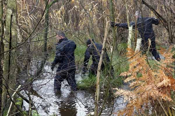 Mitte November suchen Taucher in einem noch nicht untersuchten Sumpfgebiet nach Mirco - ohne Erfolg. Auch die zweitägige Suche in einem Waldstück beendet die Polizei, ohne weitere Hinweise gefunden zu haben.
