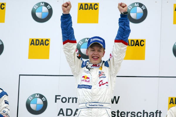 Nach den Lehrjahren im Kart geht es für Vettel 2003 in der Formel-Serie los. Hier jubelt der damals 16-Jährige über seinen Sieg im italienischen Adria.