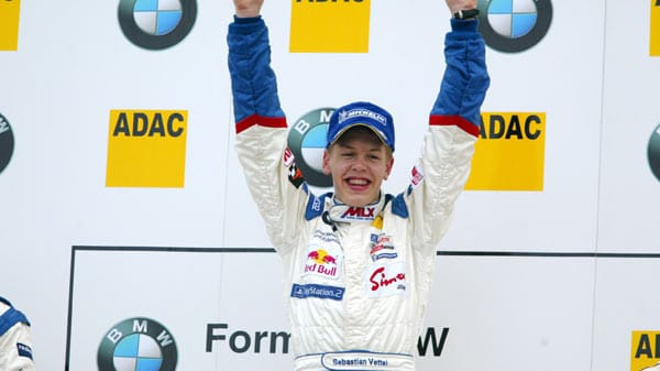 Nach den Lehrjahren im Kart geht es für Vettel 2003 in der Formel-Serie los. Hier jubelt der damals 16-Jährige über seinen Sieg im italienischen Adria.