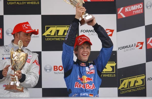 Alte Bekannte: Sebastian Vettel und Lewis Hamilton 2005 bei einer Siegerehrung auf dem Lausitzring.