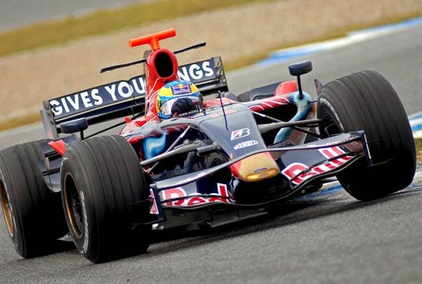 Es geht rasend schnell weiter nach oben. Am 13. September 2008 gewinnt Vettel - mittlerweile bei der Red-Bull-Schwester Toro Rosso unter Vertrag - in Monza einen Grand Prix. Er ist der jüngste F1-Fahrer, der das geschafft hat.