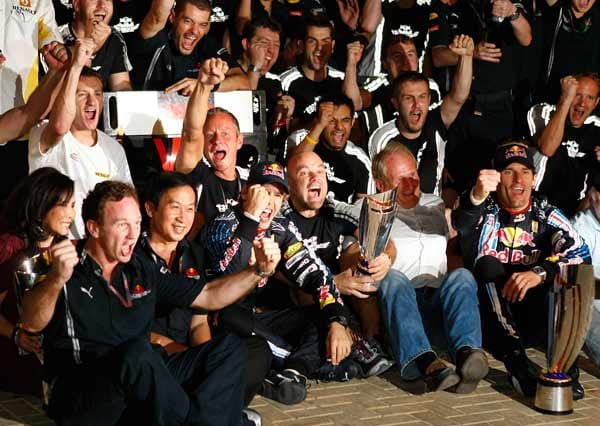 2009 sitzt Vettel dann bei Red Bull im Cockpit. Mit seinem Sieg im Saisonfinale in Abu Dhabi wird er schließlich Vizeweltmeister - der ganz große Triumph sollte ein Jahr später folgen.