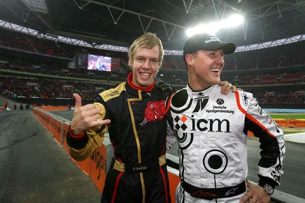 Vettel mit seinem Idol Michael Schumacher beim Race of Champions 2007: Von Schumi bekam er schon als Knirps Siegerpokale überreicht.