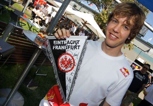 Auch die Fußball-Bundesliga verfolgt Vettel gespannt: Er ist Fan von Eintracht Frankfurt