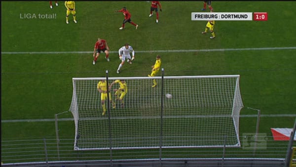 Stattdessen fliegt der Ball in die andere Richtung, kein Dortmunder kann noch eingreifen...