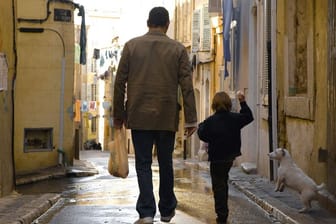 Charly Mattei (Jean Reno) kümmert sich liebevoll um seinen Sohn Anatole (Max Baisiette de Malglaive). Vor drei Jahren hat der ehemalige Mafia-Pate mit seiner kriminellen Vergangenheit abgeschlossen ...