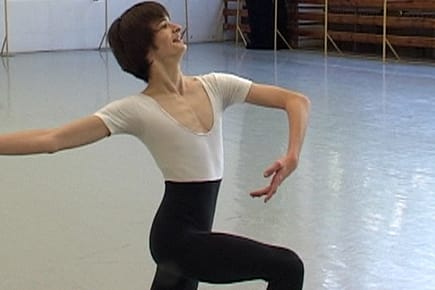 Schon als kleiner Junge wusste Adrian: Er will Ballett-Star werden. (Bild: ZDF)