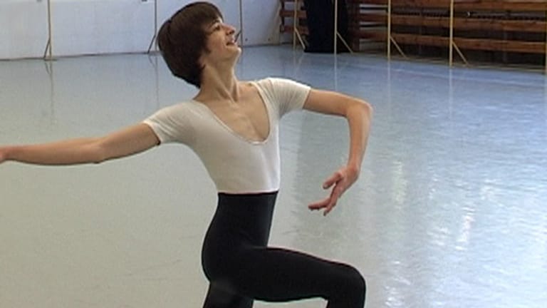 Schon als kleiner Junge wusste Adrian: Er will Ballett-Star werden. (Bild: ZDF)
