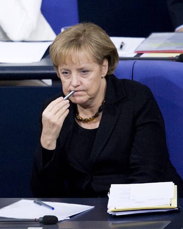 In internen US-Akten heißt es dem Magazin "Spiegel" zufolge über die Kanzlerin: "Merkel ist methodisch, rational und pragmatisch." Unter Druck agiere sie "beharrlich, aber sie meidet das Risiko und ist selten kreativ". Die CDU-Politikerin bleibe lieber im Hintergrund, bis die Kräfteverhältnisse klar sind. Weil vieles an ihr abperle, werde die Regierungschefin intern in den US-Berichten "Angela 'Teflon' Merkel" genannt.